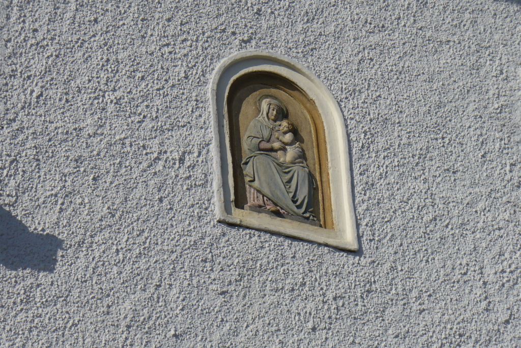 Madonne sur une façade Madonne sur une façade