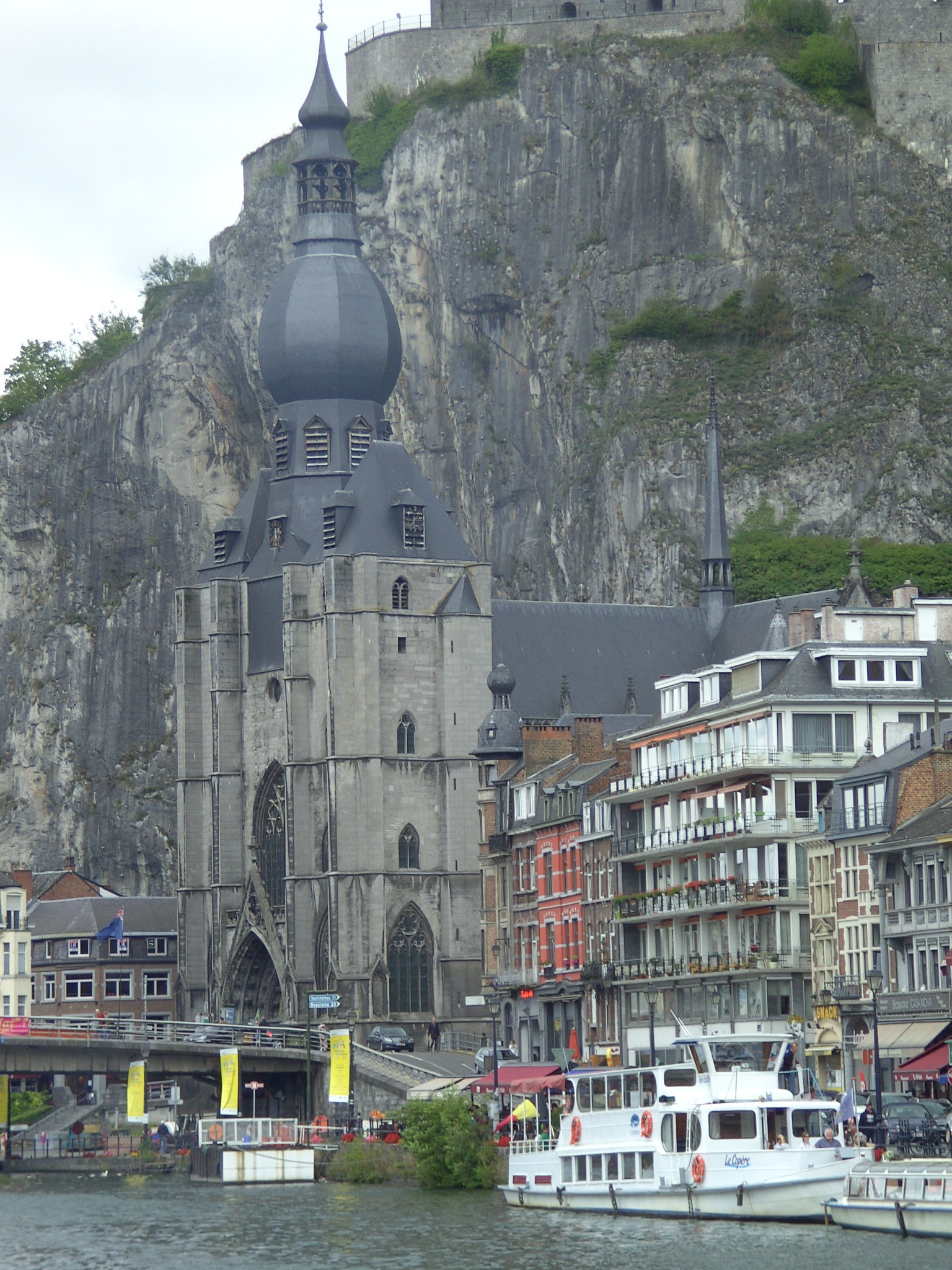 Collégiale ND de Dinant et la citadelle Collégiale ND de Dinant et la citadelle