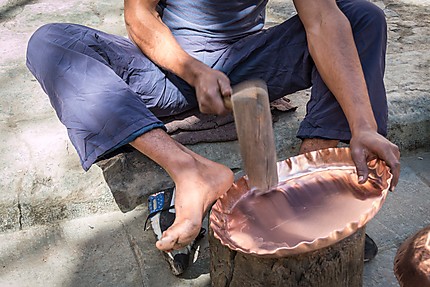Artisan martèlant le cuivre