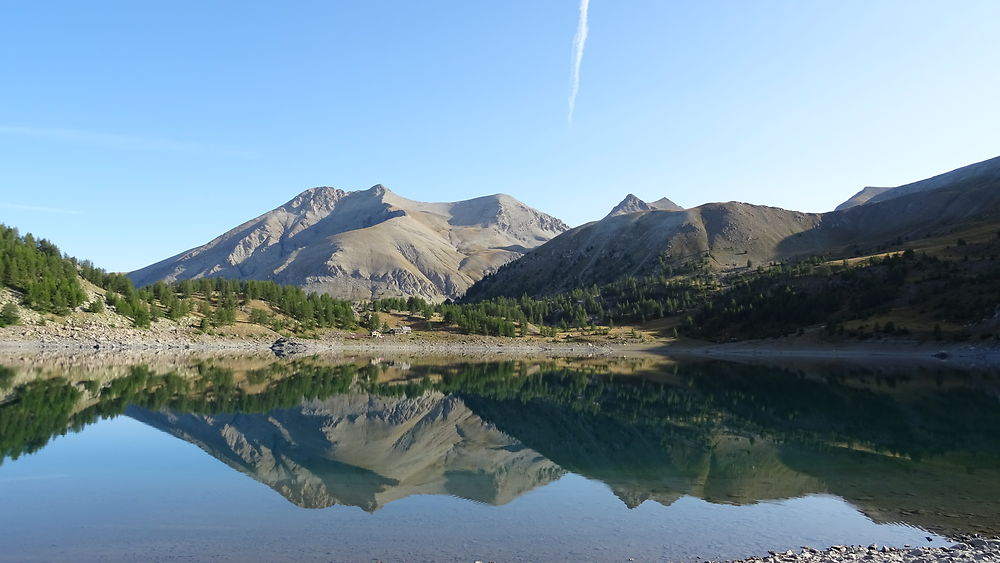 Reflets montagneux sur le Lac d'Allos