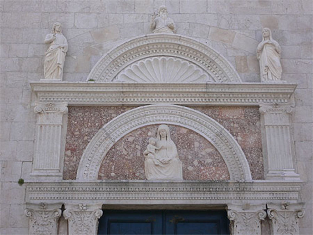 Porche de la cathédrale de l'Assomption dans la bourgade d'Osor