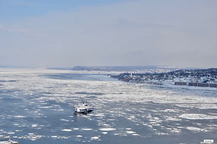 Bateau et fleuve gelé  au Québec