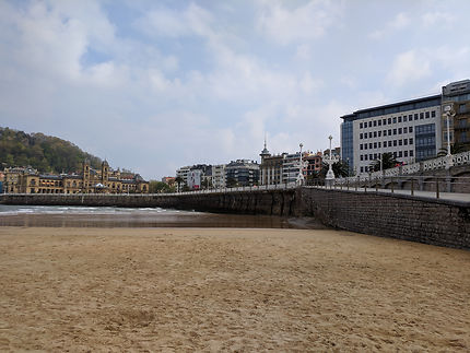 Centre ville de Donostia depuis le sable