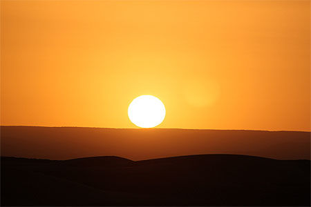 Soleil levant dans le désert