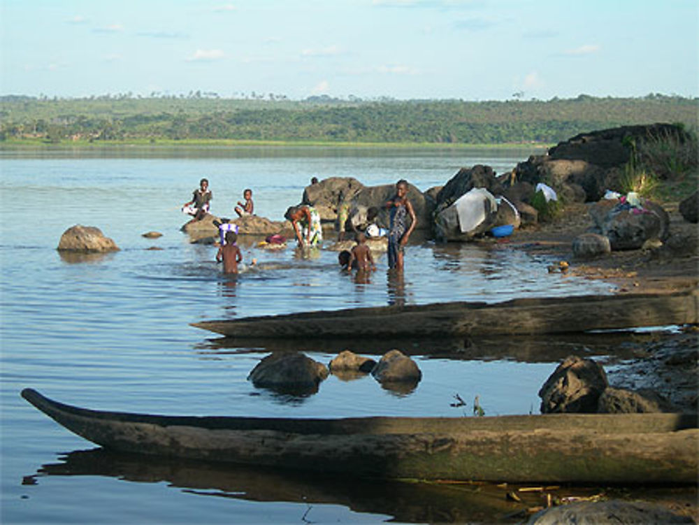 Baignade et lessive au fleuve