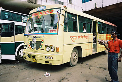 Bus dans la gare routière de Delhi