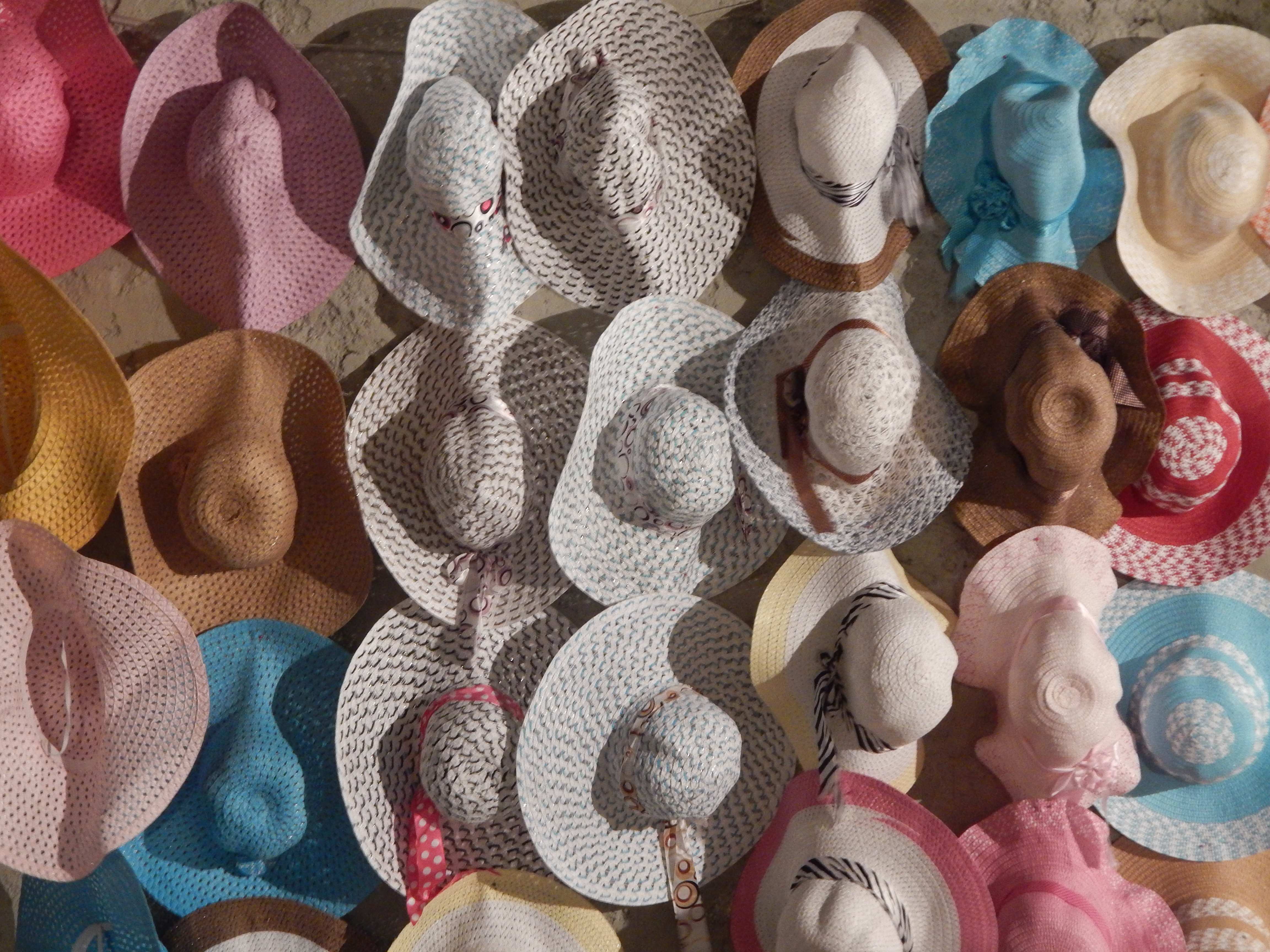 Chapeaux de soleil (+ que nécessaires) Chapeaux de soleil (+ que nécessaires)