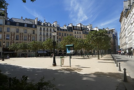 La Place Dauphine et son square