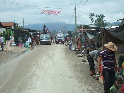 Traversée de village au Guatemala