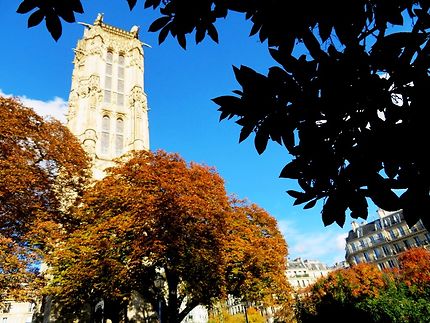 La tour Saint Jacques en automne