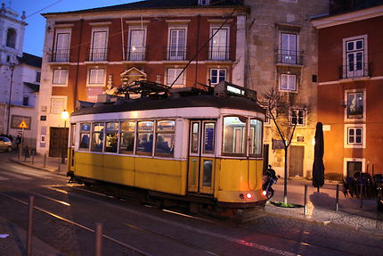Tram dans le vieux Lisbonne un soir