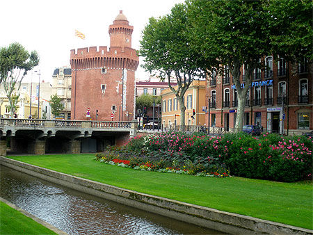 Le Castillet et le canal de Perpignan