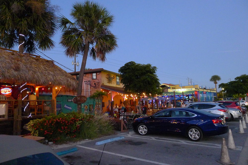 Siesta Key village à la tombée de la nuit