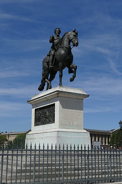 Statue équestre de bronze