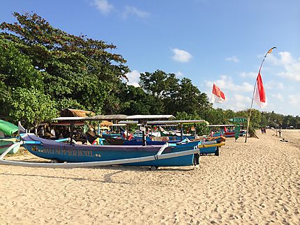 Jolis bateaux de pêche sur la plage de Kuta