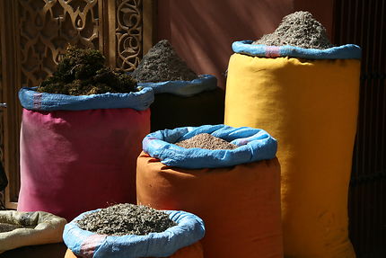 Épices marocaines dans les souks de Marrakech