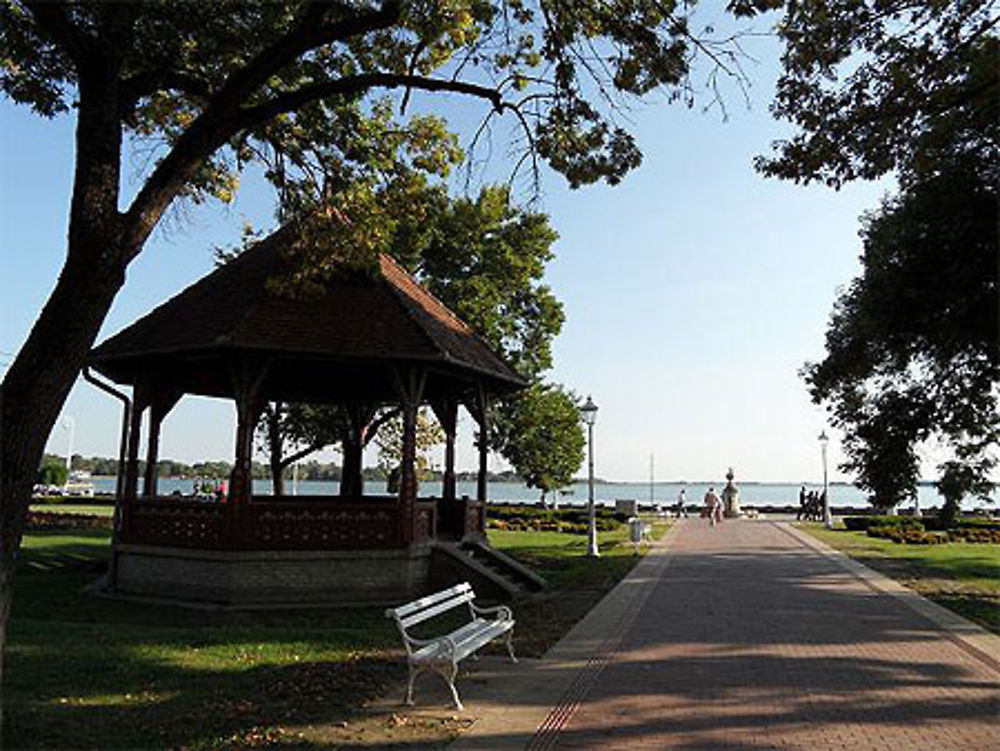 Kiosque et lac, Palic