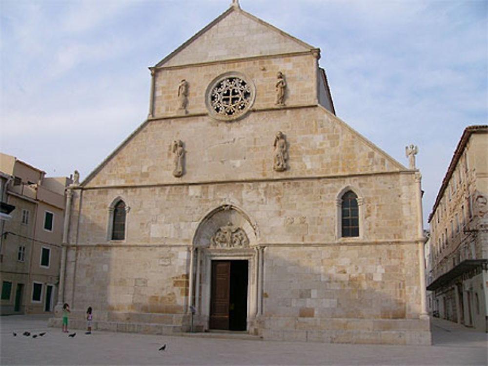 Façade sobre et élégante de l'église sainte Marie, ville de Pag