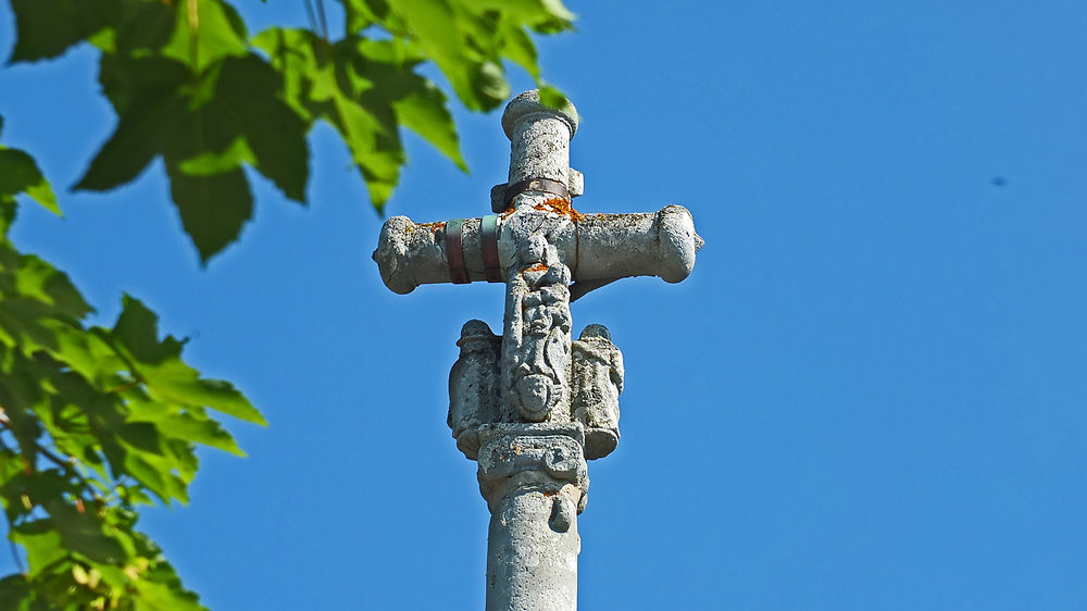 Eglise de Saint Front - croix sous le soleil