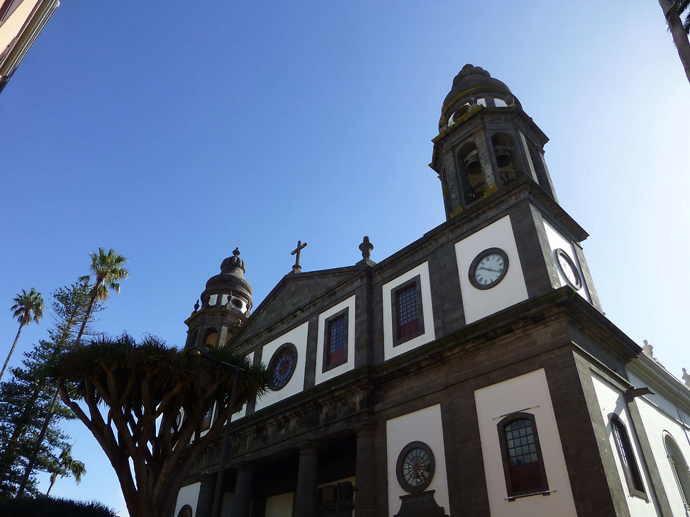 Cathédrale sous le ciel bleu