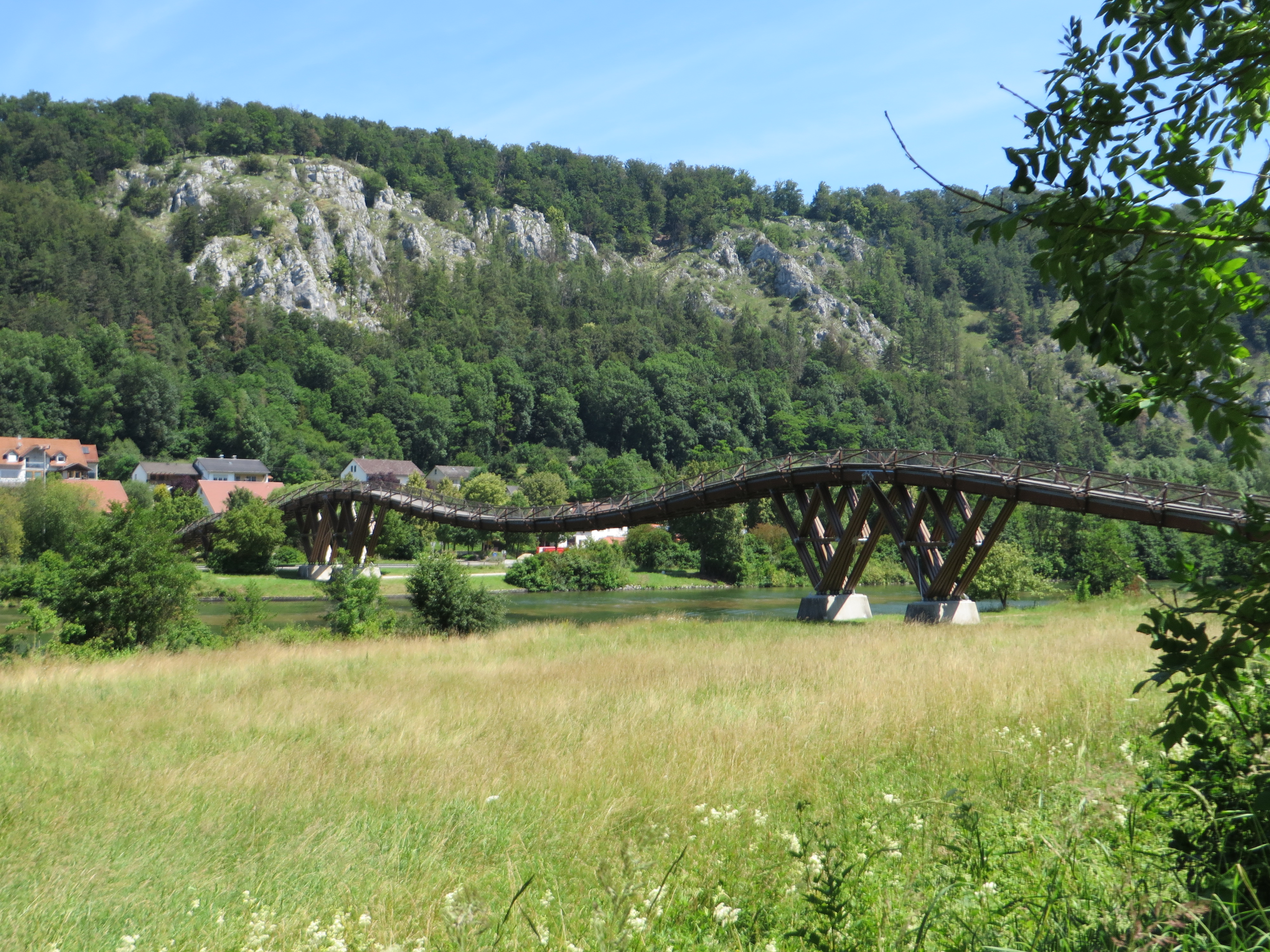 Un pont qui fait des vagues!!! C'est sur le Danube Un pont qui fait des vagues!!! C'est sur le Danube