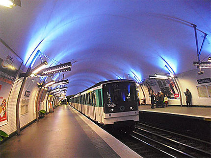 Le ciel bleu de la station du métro Gambetta