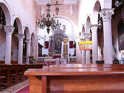 Intérieur en pierres blanches pour l'église sainte marie