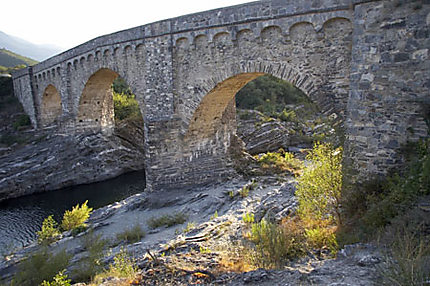 Pont ancien et étroit