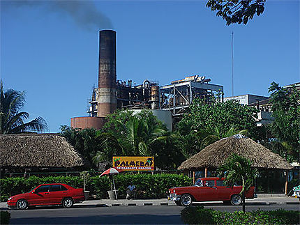 Vieille centrale électrique à la Havane