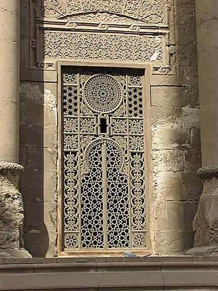 Une belle porte sculptée