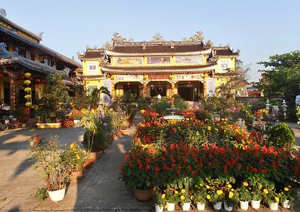 Jardin fleuri d'un temple d'Hoï An