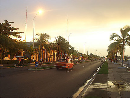 Route longeant la lagune de Cienfuegos