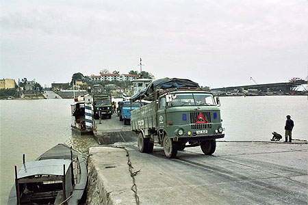 Camions IFA sur le bac à Phai Lai. Camions IFA sur le bac à Phai Lai.