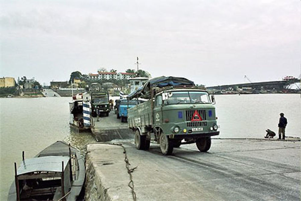 Camions IFA sur le bac à Phai Lai.
