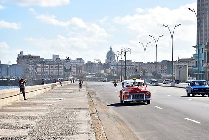 Le long de la baie de la Havane