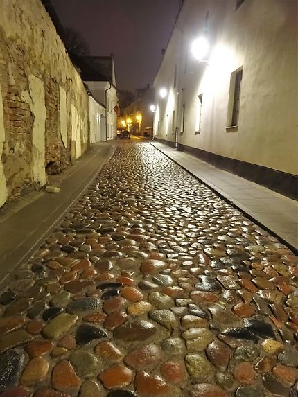 Rue pavée by night. Senamistis 