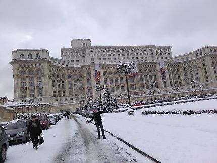 Devant l'ancien palais de Ceaucescu