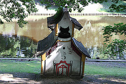 Petite chapelle asiatique dans un parc de Riga