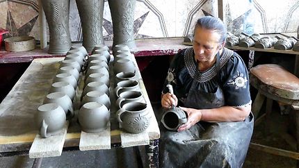 Réalisation de la poterie noire de Marginea