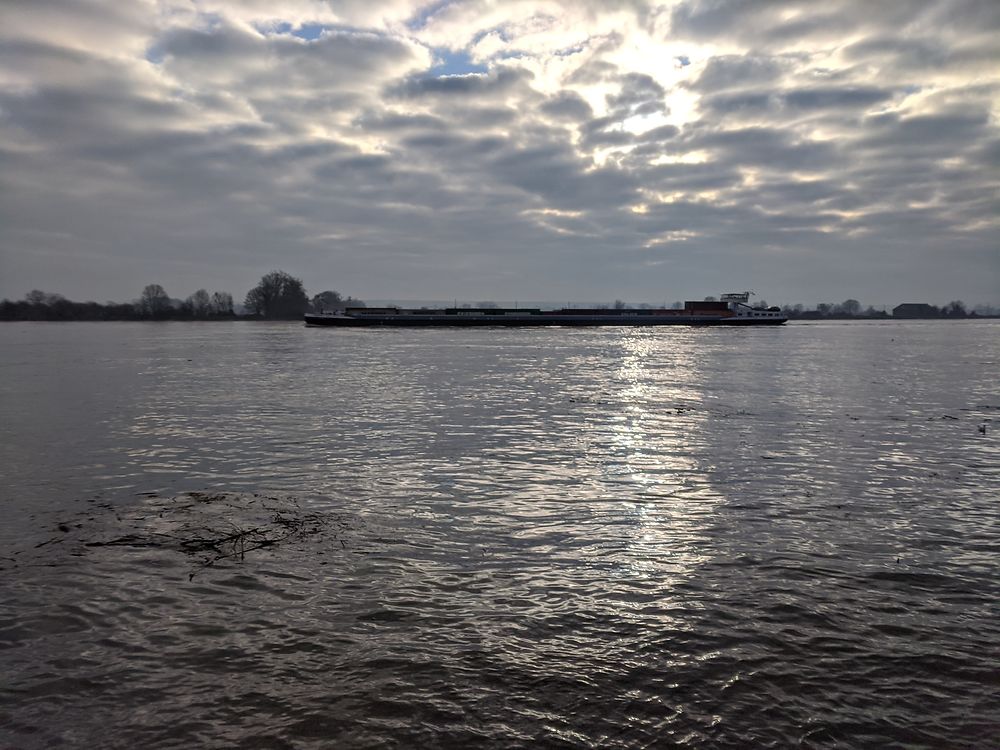 Péniche à contre jour