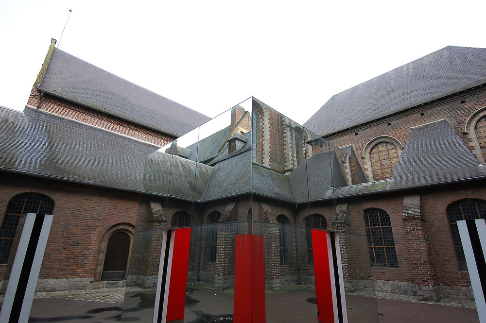 Cabane rouge aux miroirs de Buren