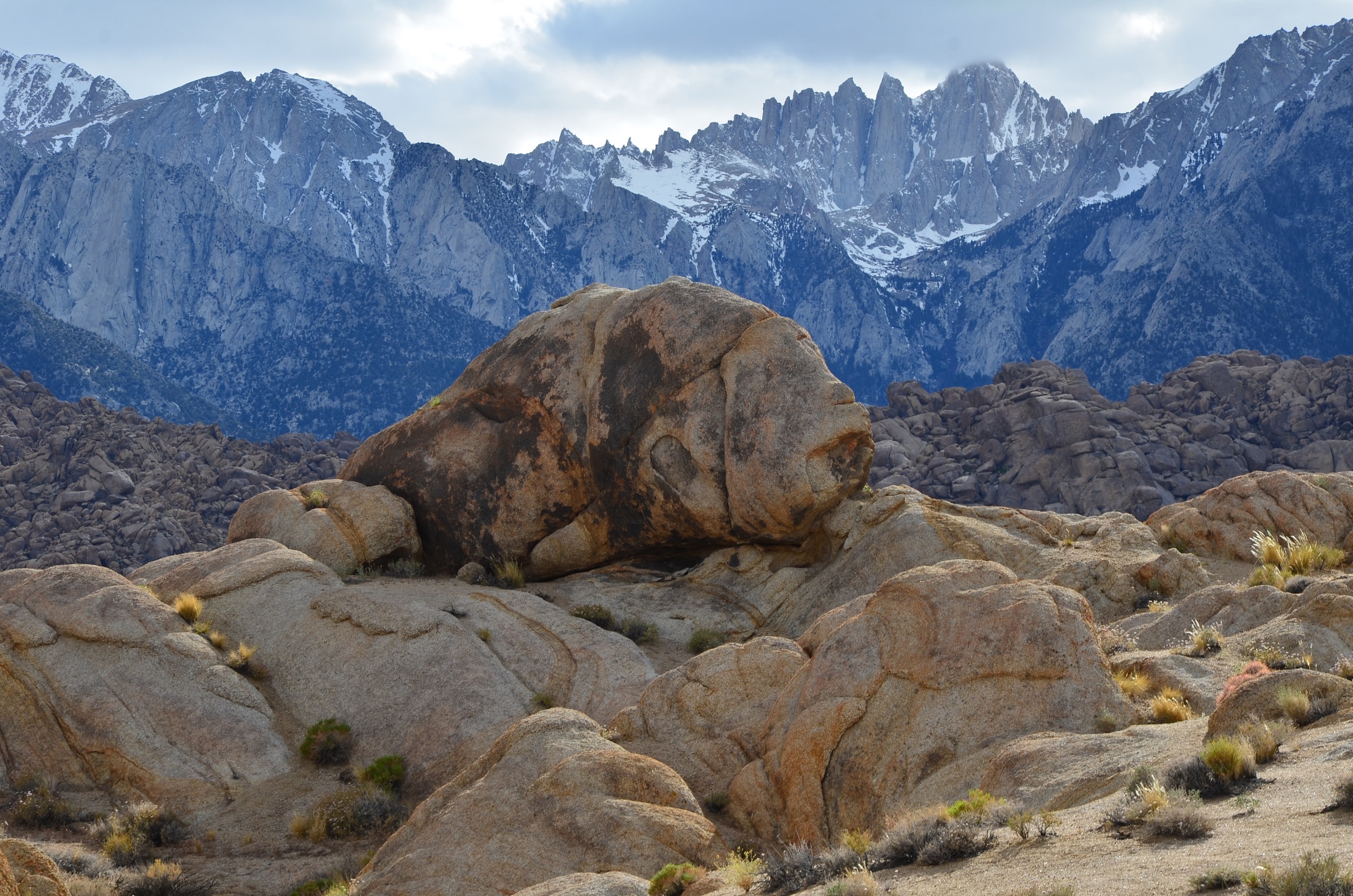 Alabama hills, mérou échoué au pied de la Sierra Alabama hills, mérou échoué au pied de la Sierra