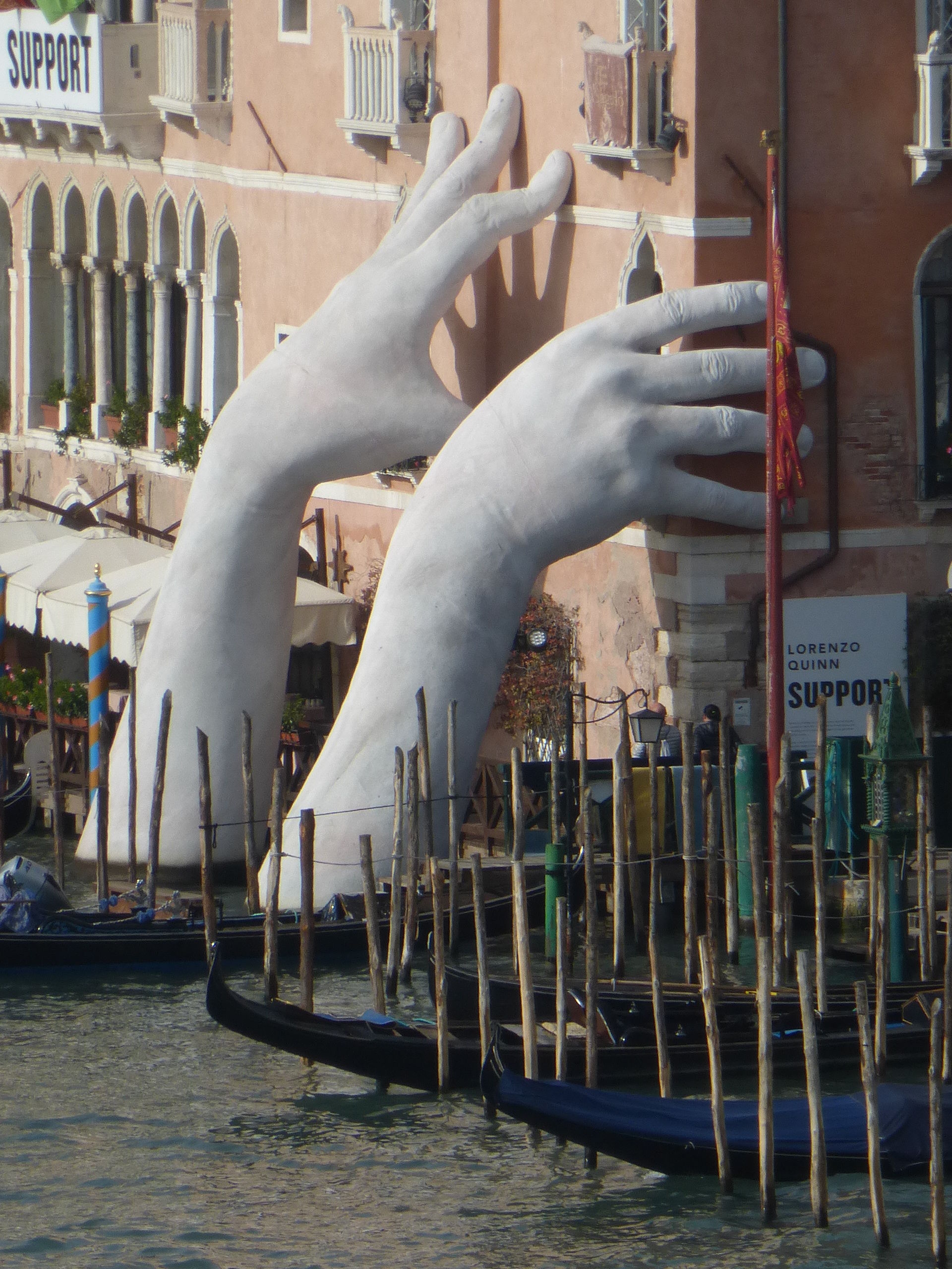 Venise, sculpture éphémère de Lorenzo Quinn