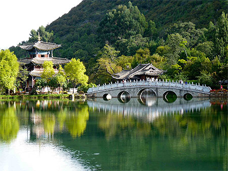 La pagode et le Pont de l'Etang du Dragon Noir La pagode et le Pont de l'Etang du Dragon Noir