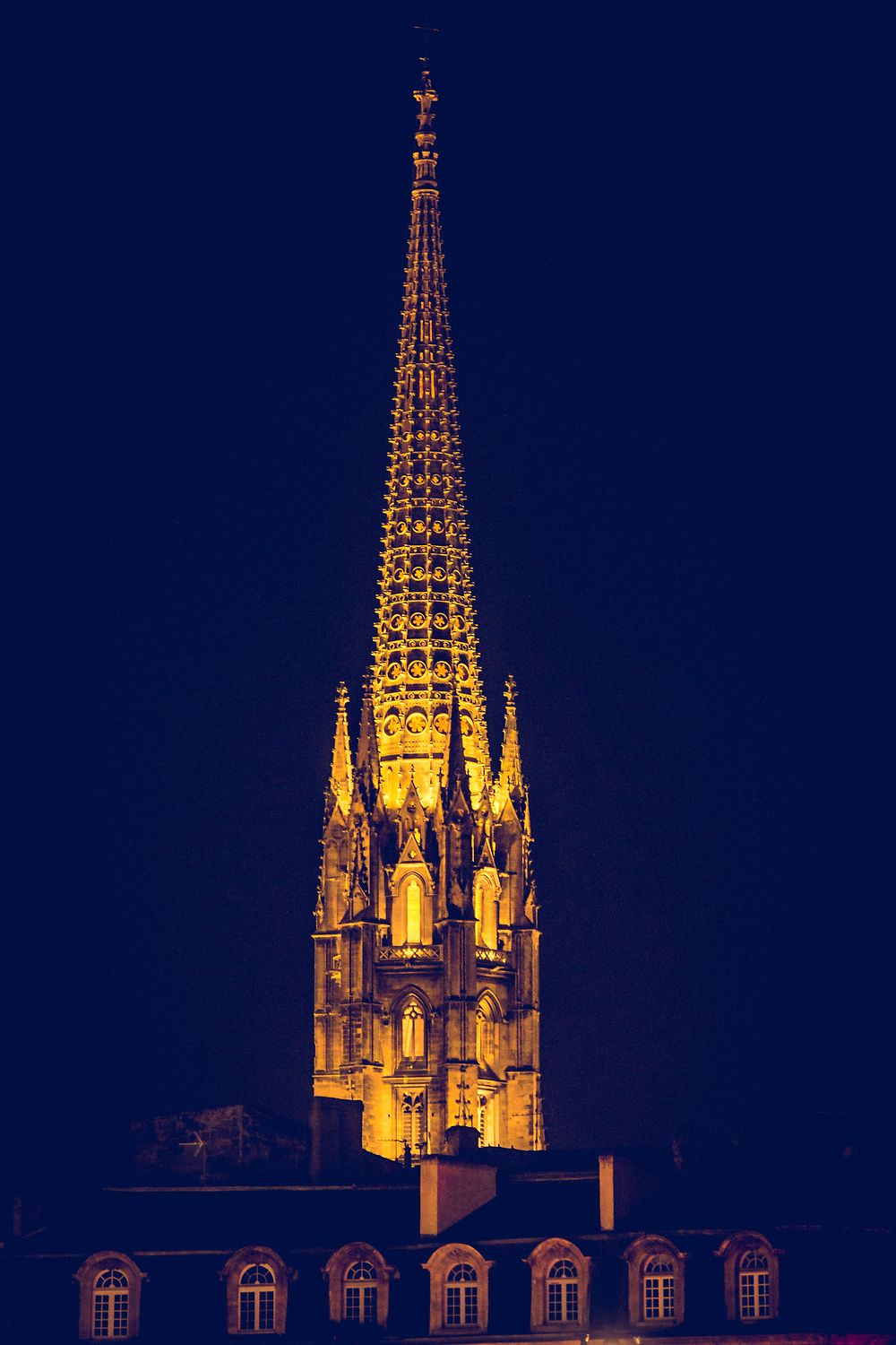 Bordeaux - Le clocher de la Basilique illuminé