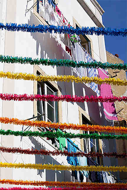 Lisbonne - Alfama - Guirlandes multicolores et linge qui sèche