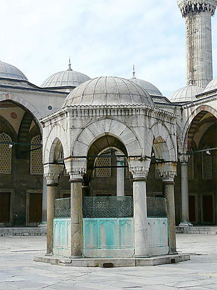 Cour de la Mosquée Bleue