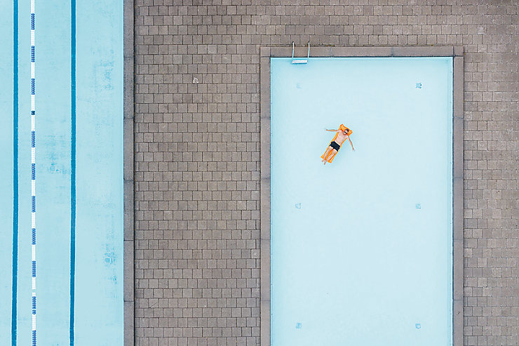 Repos à la piscine municipale d’Oskarström, Suède