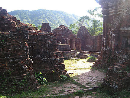 Soleil levant dans les ruines du temple de My Son