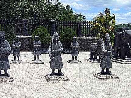 La cour d'honneur du tombeau de Khài Dinh aux alentours de Hué